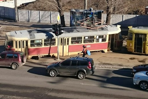 На перехресті Мироносицької та Весніна трамвай «дрифтанув» так, що ледь не виїхав на автошлях (відео)