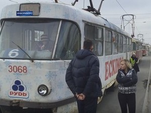 На розі пр. Московського та Червоношкільної набережної трамвай врізався в іномарку (відео)