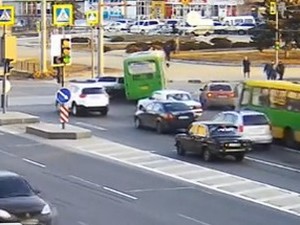 У Харкові на проспекті Гагаріна маршрутка зіткнулася з авто «ВАЗ21099» (відео)
