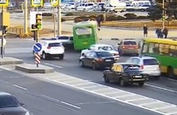 У Харкові на проспекті Гагаріна маршрутка зіткнулася з авто «ВАЗ21099» (відео)