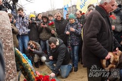 На проспекті Маршала Жукова біля Палацу Спорту відкрили пам'ятник на честь загиблих харків'ян під час теракту 2014 року