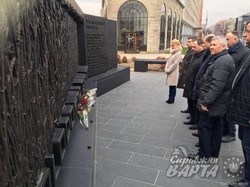 Делегація Харківської області на чолі з губернатором Ігорем Райніним вшанувала пам'ять жертв Голодомору 1932-33 років