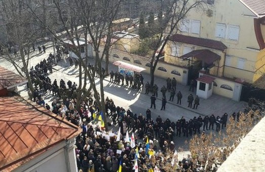 У Харкові під стінами російського консульства влаштували численний мітинг