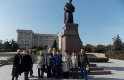 У Севастополі покладали квіти до пам’ятника Шевченку та співали українських пісень