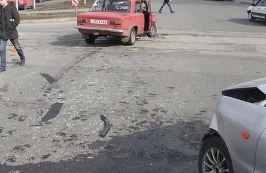 На перехресті Салтівського шосе в пригоді на дорозі ледь не загинула жінка (фото)