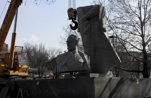 У Запоріжжі проходить демонтаж пам‘ятника  Дзержинському (фото)