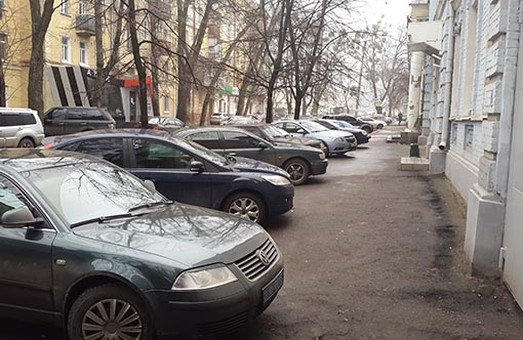 Харків’яни хочуть, аби у місті заборонили паркуватися автівкам на тротуарах