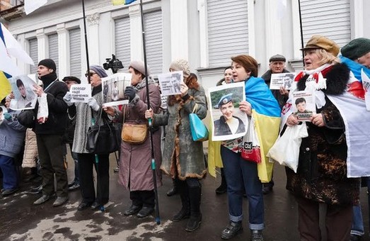 «Путін, поверни Надію»: харків'яни пікетують російське консульство (Фото)