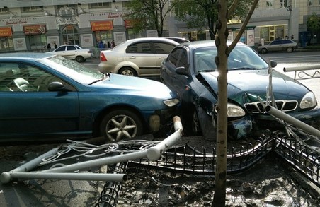 Харківські автолюбителі «прибрали» паркан навпроти міськради
