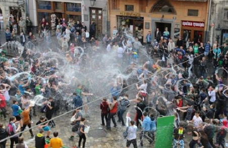 Водяні баталії на вулицях Західної України