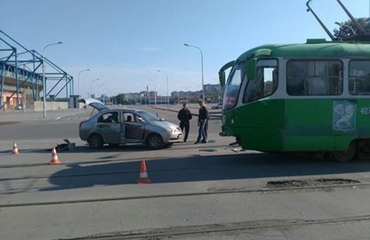 Біля стадіону «Металіст» трамвай врізався в іномарку (ФОТО)