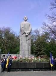 Очільники міста і області вшанували жертв військових конфліктів на Меморіалі Слави