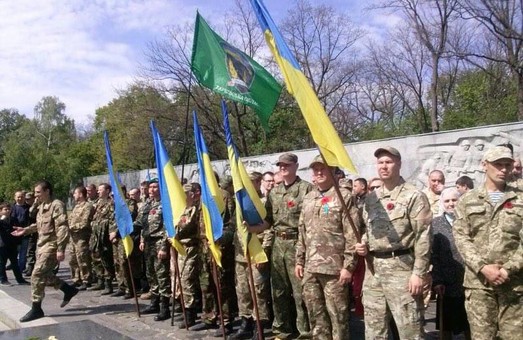 Очільники міста і області вшанували жертв військових конфліктів на Меморіалі Слави