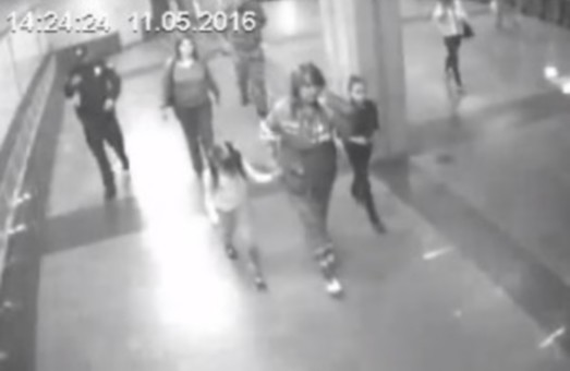Жінка з двома дітьми стрибнула під потяг метро