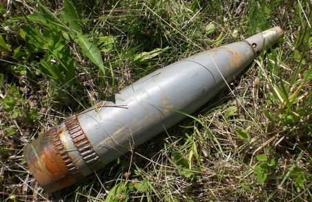 На Харківщині люди знайшли на подвір’ї арсенал снарядів та мін