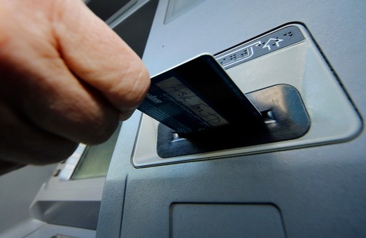 Про забуту в банкоматі картку сповіщають смс