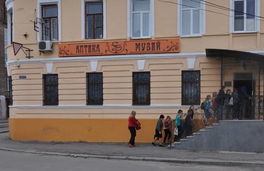 Дітлахам показали, як працювали фармацевти сотню років тому та тепер