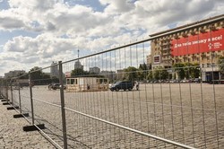 На площі Свободи будують «футбольне містечко»