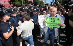Марш рівності у Києві: прийшло 1000 прихильників, затримано понад 50 противників