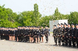 Ігор Райнін і маленькі кадети поліції привітали випускників ХНУВС
