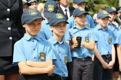 Ігор Райнін і маленькі кадети поліції привітали випускників ХНУВС