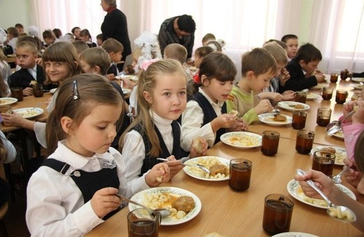 Дітей бійців АТО пропонують безкоштовного годувати у школах