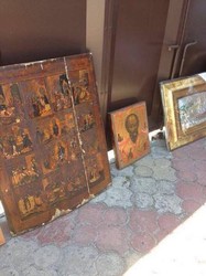 У харківського чиновника вдома знайшли старовинні ікони та елітний алкоголь