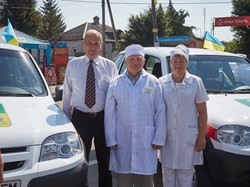Райнін вручив 18 санітарних машин амбулаторіям Харківського району (ФОТО)
