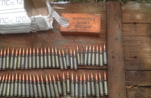На Донбасі були знайдені схованки з боєприпасами (фото)