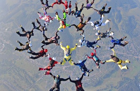 Харківські парашутисти помогли встановити національний рекорд