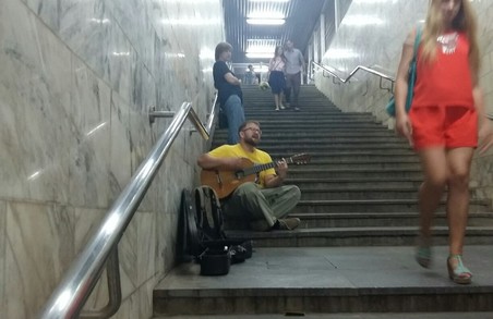 Харківський опозиціонер Бистриченко заспівав у метро (ФОТО)