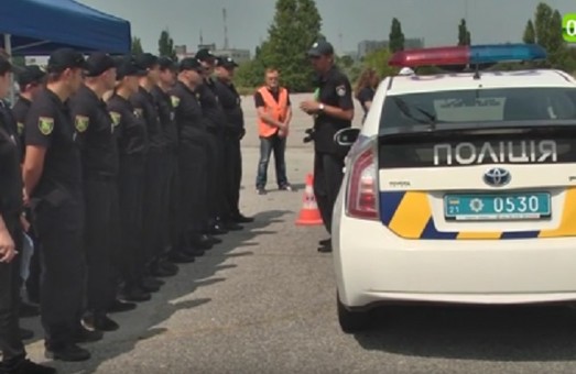 Харківських патрульних навчають водити машини (відео)
