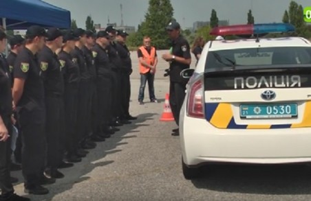 Харківських патрульних навчають водити машини (відео)