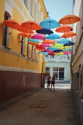 Між домами на Сумській з'явилася алея парасольок