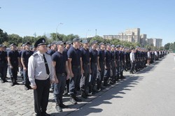 Райнін приймає парад поліцейських на площі Свободи