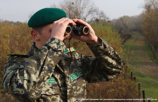 Збільшується кількість озброєних російських військовослужбовців на кордоні з Кримом