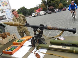 Харків'янам показали  новітню військову техніку і запросили служити на контракт