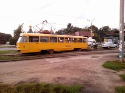 Ранковий "дрифт": на Салтівці трамвай протаранив Кулиничі і зупинив рух