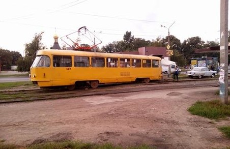 Ранковий "дрифт": на Салтівці трамвай протаранив Кулиничі і зупинив рух