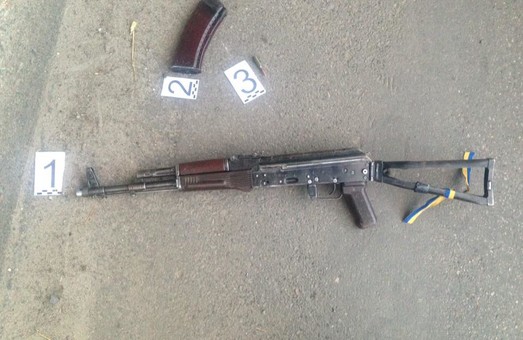 У Харкові стріляли з автомата: поліцейські затримали неадекватну людину в камуфляжі (ФОТО)