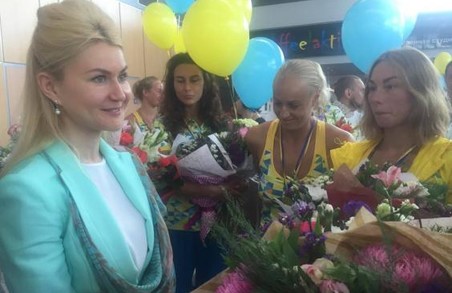 Збірну України з синхронного плавання в Харкові зустрічала Юлія Світлична