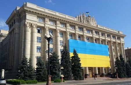 Прапор України прикрашатиме фасад будівлі облдержадміністрації постійно