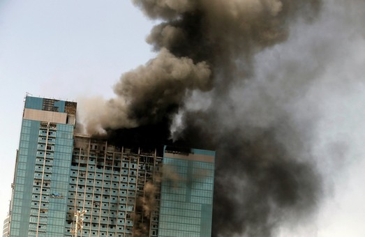 У споруджуваному хмарочосі Абу-Дабі спалахнула пожежа