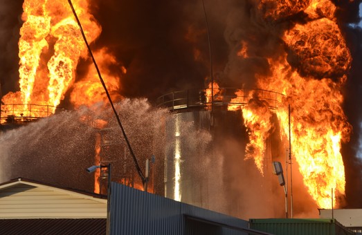 Потужний вибух та пожежа в Києві