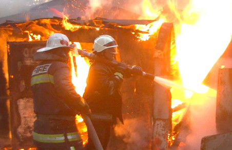 У Московському районі рятувальники ліквідували масштабну пожежу (відео)