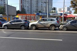 Відразу п'ять автомобілів зіткнулися на Асхарова