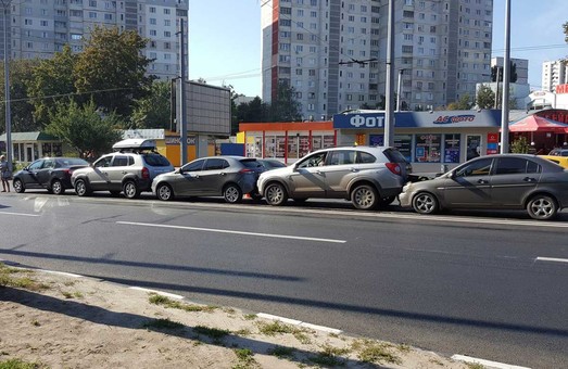 Відразу п'ять автомобілів зіткнулися на Асхарова