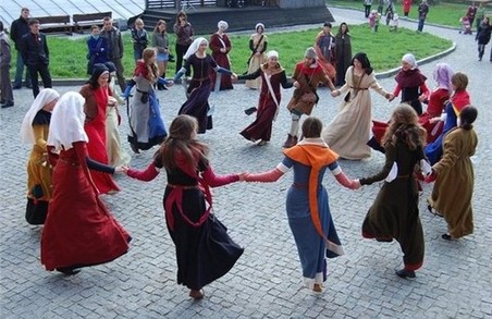У харків'ян залишилася остання можливість безкоштовно навчиться історичних танців
