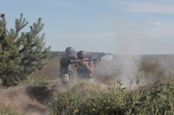 Під Харковом курсанти Нацгвардії тренувалися стріляти з БТР та гранатометів