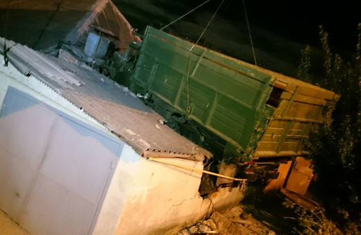 На Жуковського вантажівка вилетіла на дах будинку (фото)